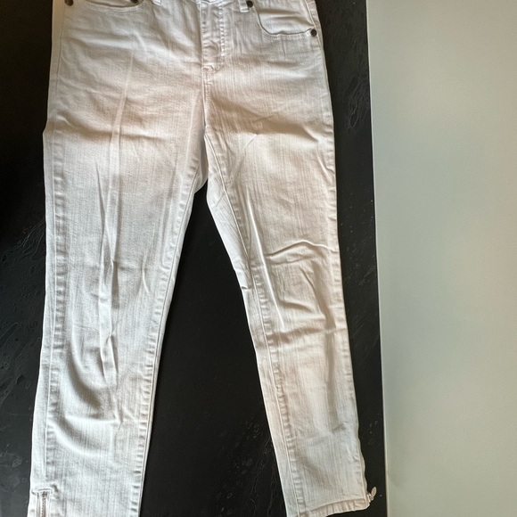 White jeans with beaded detail. Zippers at bottom cuffs. Size 6. - Picture 6 of 7